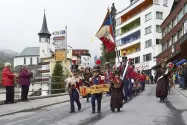 Farbenprächtiger Umzug am Sonntag